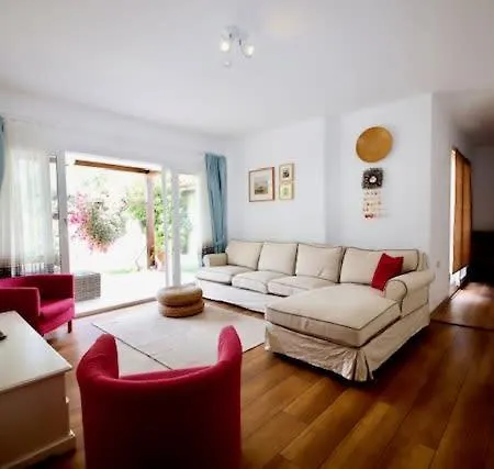 Refreshing And Peaceful Home With Shared Pool And Garden In Bodrum グムベット
